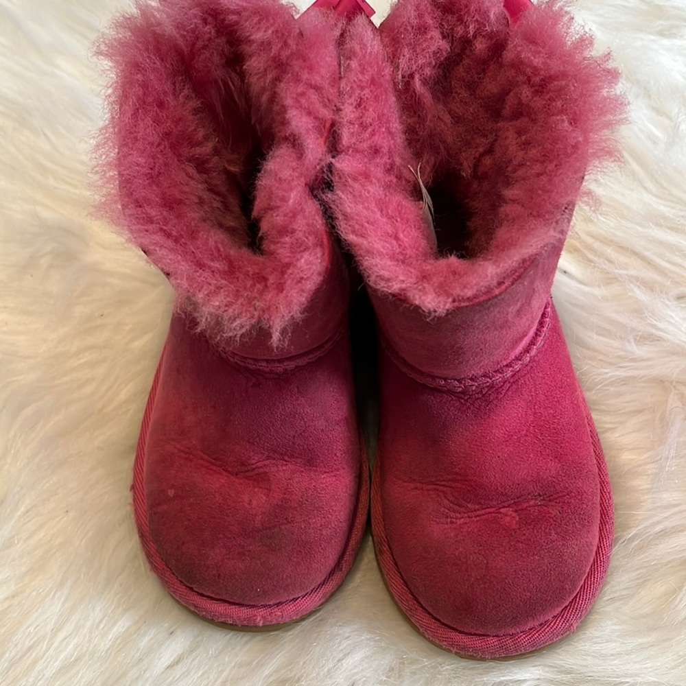 Pink girl Uggs with bow size 8